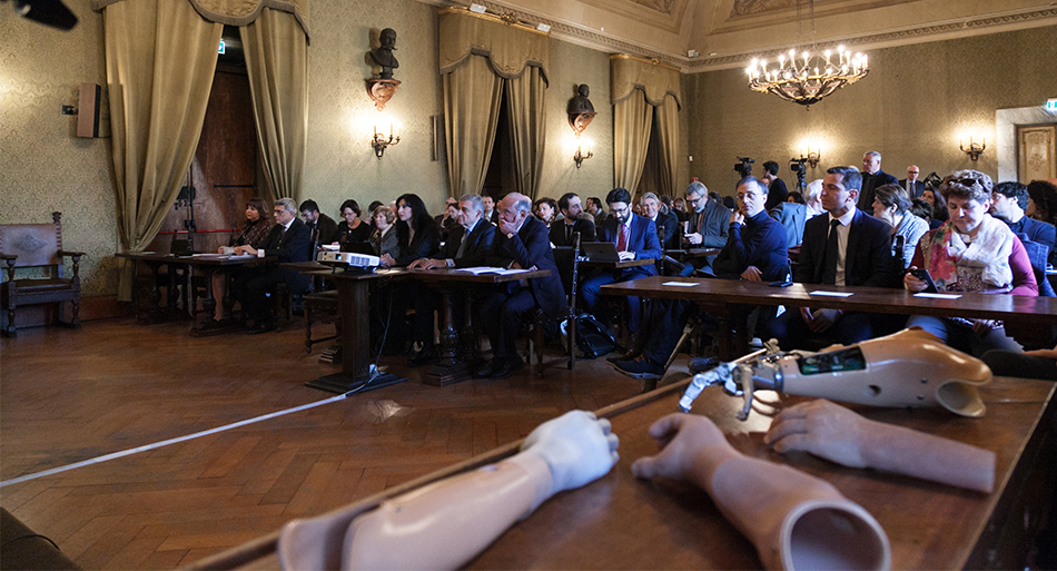 Convegno scientifico mano robotica