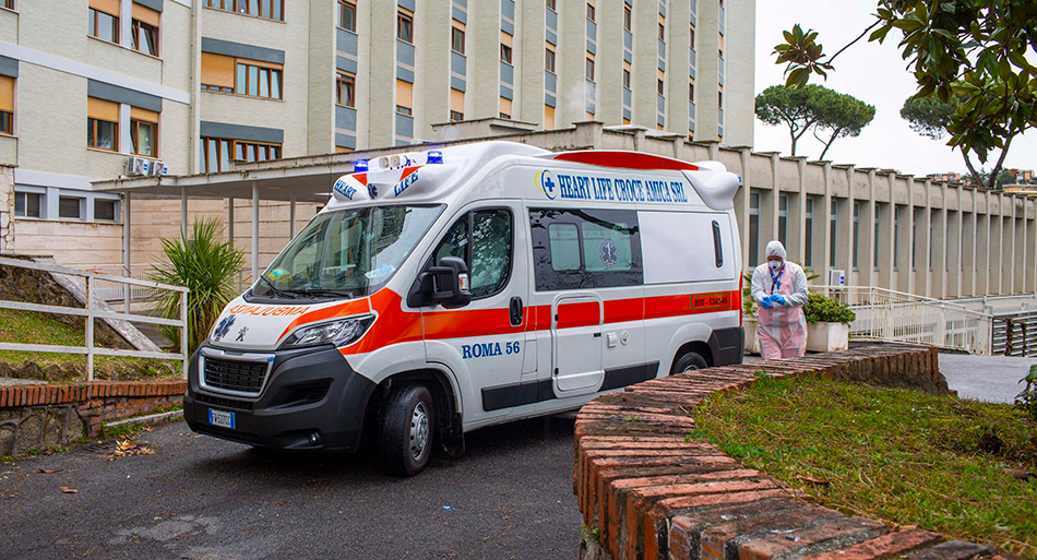 Un'ambulanza trasporta un paziente Covid19 dal Pronto Soccorso del Policlinico Gemelli al Covid2 Hospital