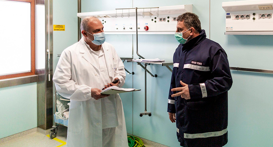 Il prof. Gennaro Capalbo, direttore sanitario del Covid2 Hospital, durante un sopralluogo in un reparto dell'ospedale ancora in costruzione