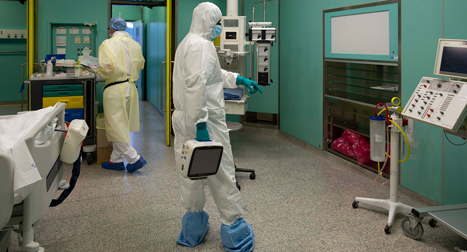 Un tecnico installa un monitor per il controllo delle frequenze vitali all'interno della terapia intensiva del Covid2