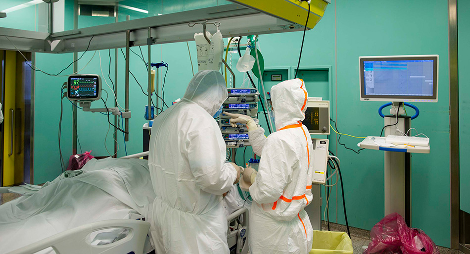 All'interno del Covid2, medici e infermieri monitorano lo stato di un paziente che necessita di sostegno respiratorio