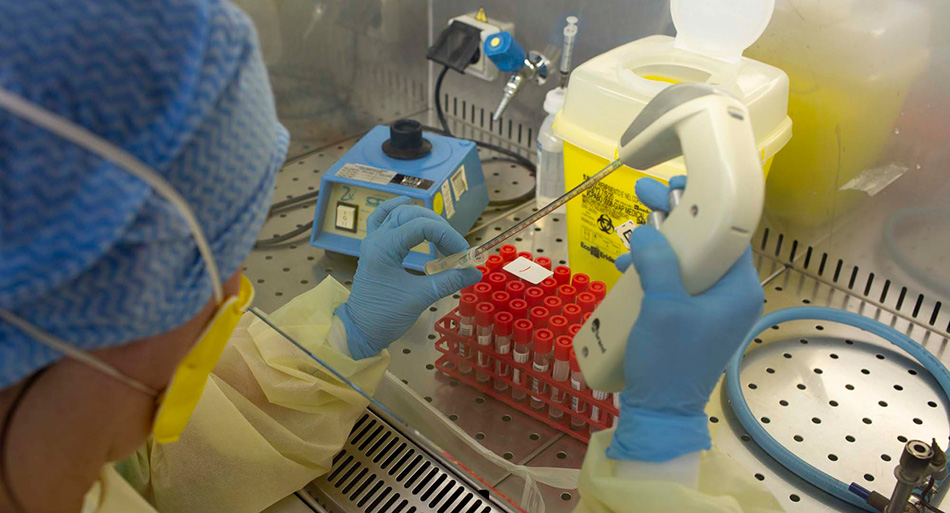 Sotto la cappa di aspirazione del Laboratorio di Virologia del Policlinico Gemelli durante l’analisi del materiale biologico