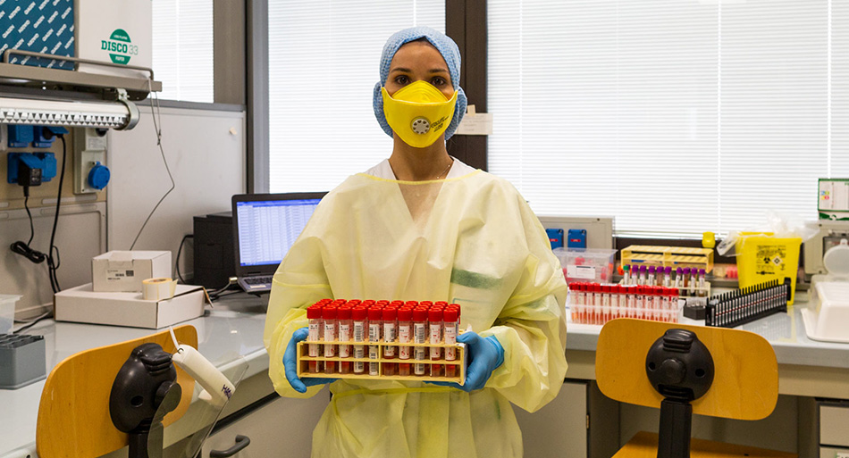 Nel laboratorio di Virologia del Policlinico Gemelli, un tecnico di laboratorio con i tamponi effettuati