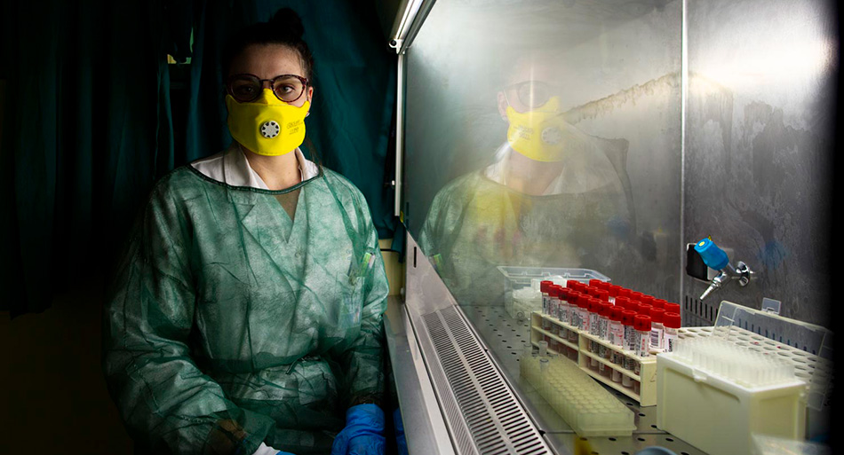 Nel laboratorio di Virologia del Policlino Gemelli, un tecnico di laboratorio dinanzi la cappa di aspirazione per l’analisi dei tamponi