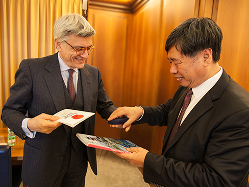 Il presidente dell'Inail, Massimo De Felice, con il viceministro cinese Fu Jianhua, che ha guidato la delegazione della Saws