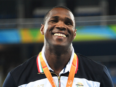 Oney tapia, “Più forte del buio”
